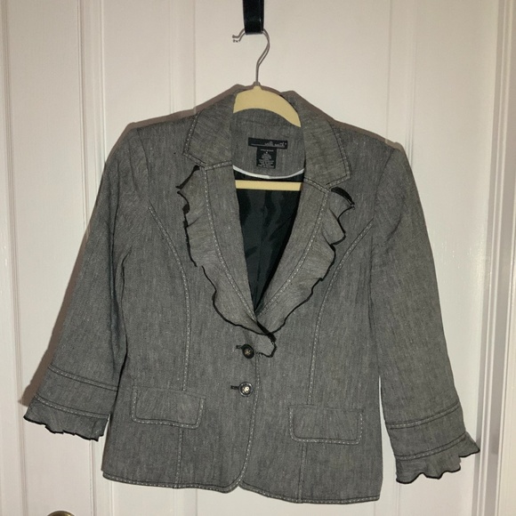 Cute Frilly Jacket - Picture 2 of 6